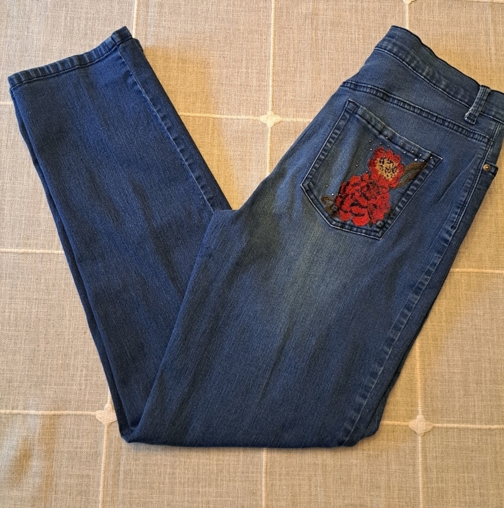 Gloria Vanderbilt Amanda Jeans – Embroidered Floral Pocket